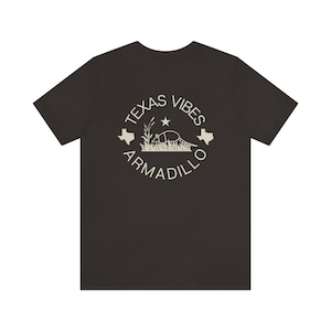 Texas Vibes Armadillo Graphic Tee - Unisex Jersey Kurzarm T-Shirt