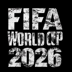 Pu&ograve; includere: Sfondo nero con la scritta bianca "FIFA WORLD CUP 2026" in un carattere strutturato e usurato. Il testo &egrave; centrato e occupa la maggior parte del fotogramma, con l'anno 2026 in basso.