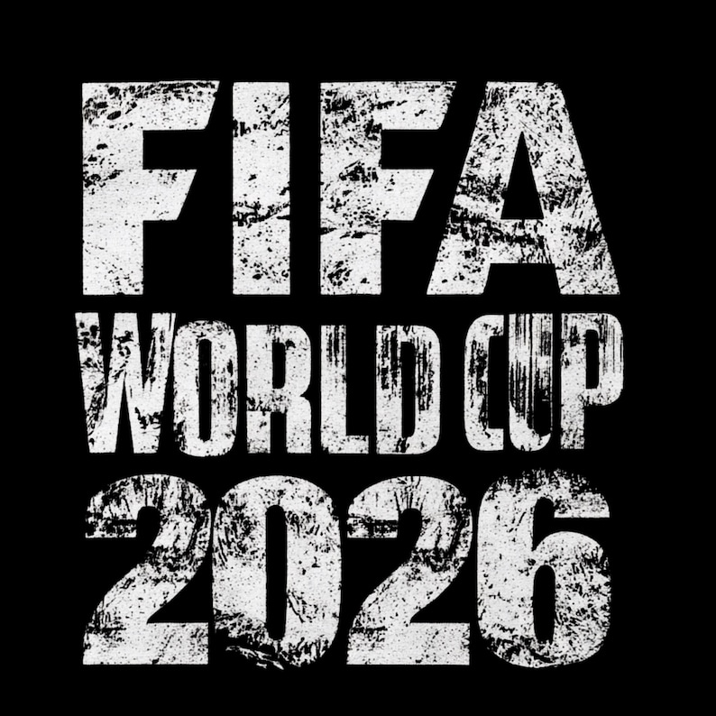 Pu&ograve; includere: Sfondo nero con la scritta bianca "FIFA WORLD CUP 2026" in un carattere strutturato e usurato. Il testo &egrave; centrato e occupa la maggior parte del fotogramma, con l'anno 2026 in basso.