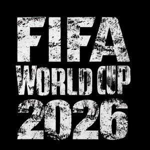 Pu&ograve; includere: Sfondo nero con la scritta bianca "FIFA WORLD CUP 2026" in un carattere strutturato e usurato. Il testo &egrave; centrato e occupa la maggior parte del fotogramma, con l'anno 2026 in basso.