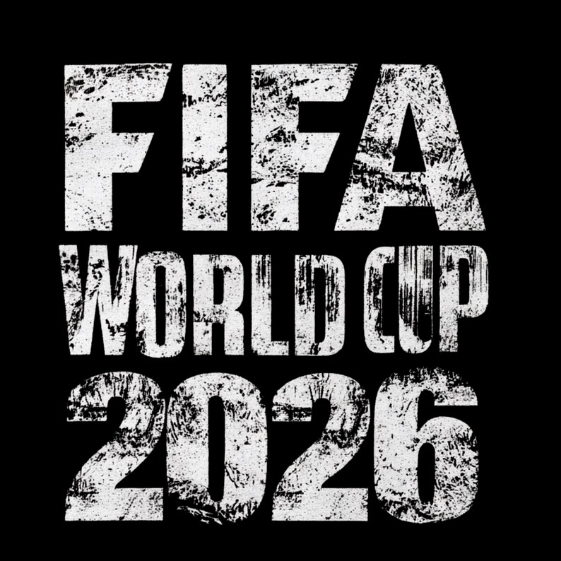 Pu&ograve; includere: Sfondo nero con la scritta bianca "FIFA WORLD CUP 2026" in un carattere strutturato e usurato. Il testo &egrave; centrato e occupa la maggior parte del fotogramma, con l'anno 2026 in basso.
