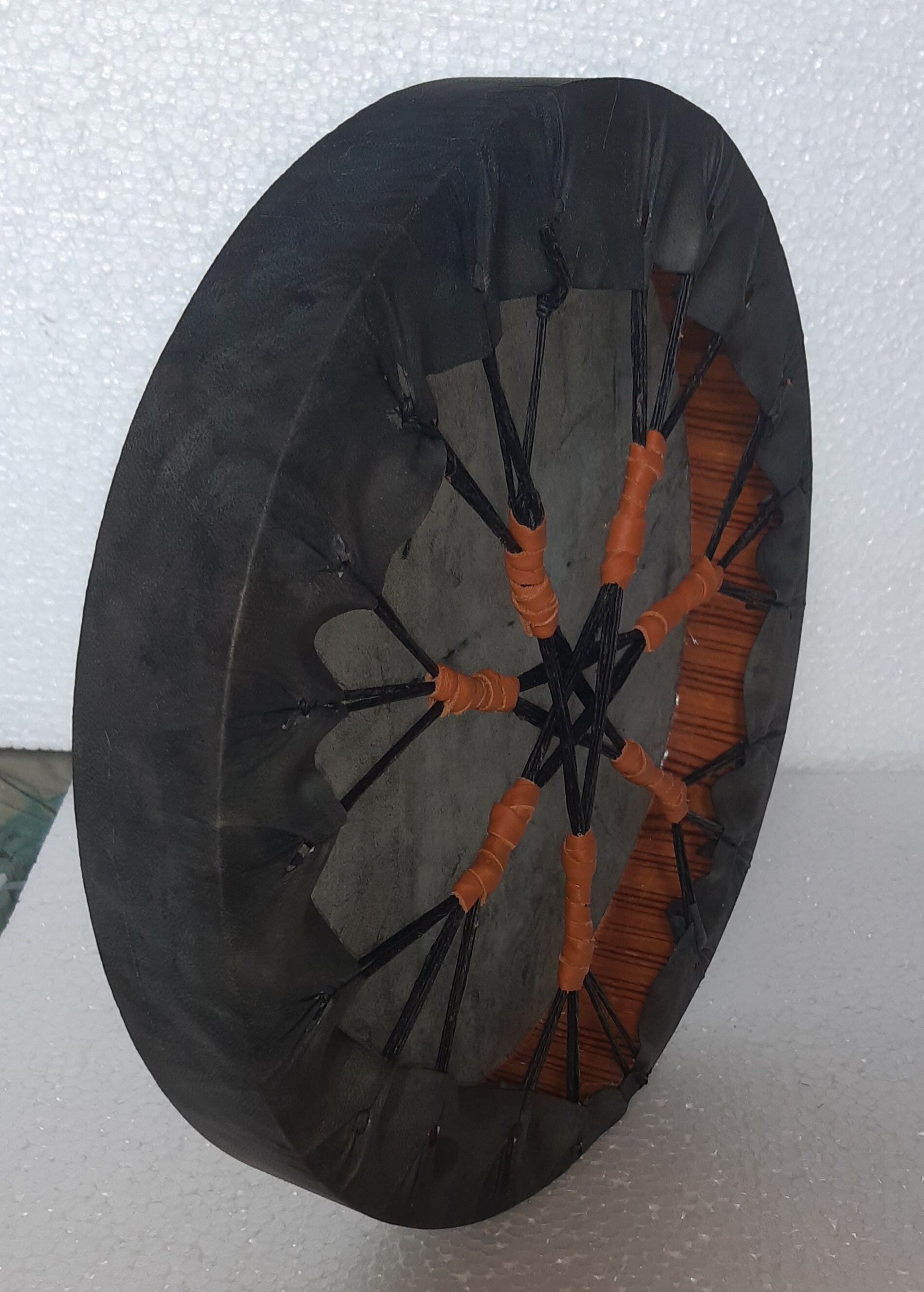Tambor Chamánico De Mano Hecho A Mano - 40 Cm, Marco De Madera, Piel De Búfalo, Cuerdas De Cuero Crudo - Para Meditación Y Yoga