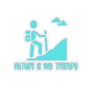 Puede incluir: Una pegatina azul turquesa con una silueta de excursionista subiendo una colina con un bastón de senderismo. El texto "NATURE IS MY THERAPY" está debajo del excursionista.