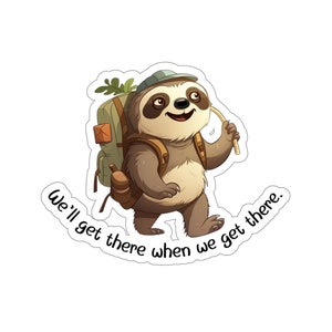 Op de afbeelding: Een cartoonluiaard met een hoed en een rugzak met een stok in zijn hand. De tekst "We'll get there when we get there." staat rond de luiaard.