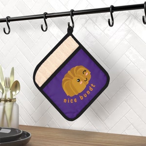Nice Bundt Baker Chef Kitchen Oven Pot Holder with Pocket