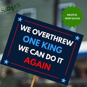 Puede incluir: Un letrero azul marino con texto blanco y azul que dice "WE OVERTHREW ONE KING WE CAN DO IT AGAIN." El letrero tiene un borde rojo y detalles de estrellas. Un gráfico de estrella verde dice "DIGITAL DOWNLOAD."