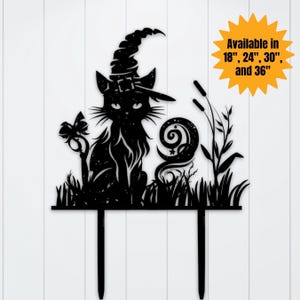 Puede incluir: Una silueta de metal negro para jard&iacute;n que muestra un gato con sombrero de bruja, una mariposa, un dise&ntilde;o de luna en espiral y hierba alta con espada&ntilde;as. El texto en la imagen dice: Available in 18", 24", 30", and 36". Tiene dos estacas.