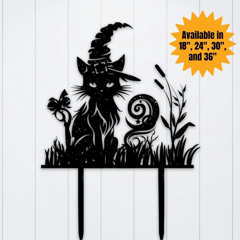 Puede incluir: Una silueta de metal negro para jard&iacute;n que muestra un gato con sombrero de bruja, una mariposa, un dise&ntilde;o de luna en espiral y hierba alta con espada&ntilde;as. El texto en la imagen dice: Available in 18", 24", 30", and 36". Tiene dos estacas.