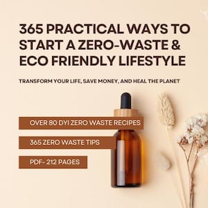 Op de afbeelding: Een bruine en witte grafiek met de tekst "365 PRAKTISCHE MANIEREN OM EEN ZERO-WASTE & ECO-FRIENDLY LIFESTYLE TE STARTEN" en "TRANSFORMEER JE LEVEN, BESPAAR GELD EN GENEES DE PLANEET". De grafiek bevat ook drie bruine knoppen met de tekst "MEER DAN 80 DIY ZERO WASTE RECEPTEN", "365 ZERO WASTE TIPS" en "PDF - 212 PAGINA'S". De grafiek bevat ook een bruine glazen fles met een druppelaar en een houten dop, en een gedroogde bloemenarrangement.