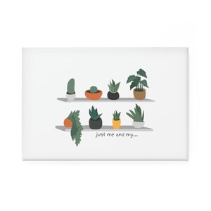 Op de afbeelding: Een witte canvas print met een afbeelding van potplanten op twee planken. De tekst "just me and my..." staat onder de planken.