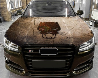 Può includere: Un'auto nera con una grafica di pantera nera sul cofano. La grafica è in uno stile usurato e arrugginito. L'auto è in un garage.