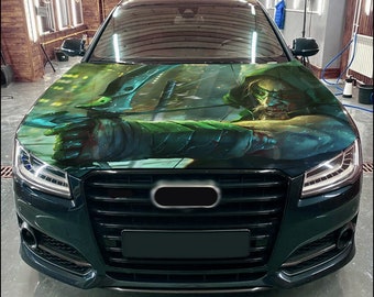 Può includere: Un'auto nera con una grafica verde, blu e marrone di una figura incappucciata con arco e freccia. La grafica è sul cofano dell'auto.