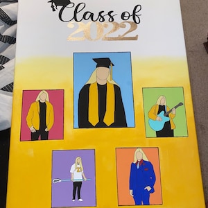 Puede incluir: Un lienzo amarillo con el texto "Class of 2022" en letras doradas. Hay cinco retratos enmarcados de personas con cabello rubio. Los retratos están en marcos de diferentes colores y están dispuestos en una cuadrícula.