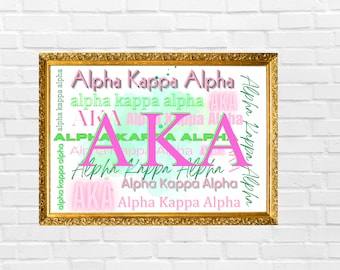 Könnte beinhalten: Ein gerahmter Druck mit weißem Hintergrund und einem pinkfarbenen und grünen Design. Das Design zeigt die Buchstaben "AKA" in großen pinkfarbenen Buchstaben, umgeben von den Worten "Alpha Kappa Alpha" in kleineren grünen und pinkfarbenen Buchstaben.