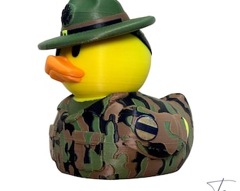 Paperella in plastica rigida ispirata ai sergenti istruttori dell'esercito americano.