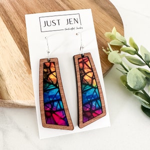 Pendientes tie-dye de arcoíris destrozado // Forma acampanada // Madera de sapeli // Madera de arcoíris estampada // Pendientes llamativos y coloridos