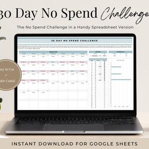 Op de afbeelding: Een laptopcomputer die een Google Sheets-spreadsheet weergeeft met een 30-daagse no-spend challenge-kalender. De spreadsheet is kleurgecodeerd en bevat een dagelijkse uitgaven-tracker. De tekst "30 Day No Spend Challenge" wordt bovenaan de spreadsheet weergegeven.
