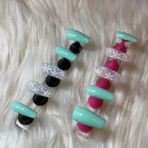 High quality hand painted Press On Nails with daisies accents!