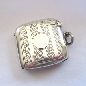 Antike Sterling Silber Vesta Etui made in England 1910, Stripe Guilloche Design mit Anhängerschlaufe als Kettenanhänger oder am Schlüsselbund