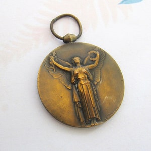 Médaille d'art française ange déesse de la victoire, pendentif médaillon antique des nations alliées de la Première Guerre mondiale 1914 1918 France WW1 antiquité 1910 artiste A. Morlon