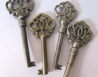 Vier echte Vintage-Metall-Skelett-Schlüssel für Schränke Truhen, Schlüsselbund Halskette Versorgung
