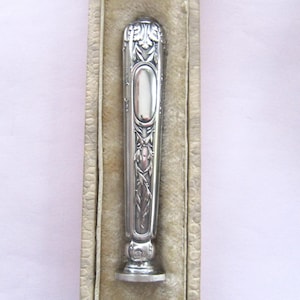 Lakzegelstempel in doos sterlingzilver art nouveau met Frans Minerva-keurmerk, vergulde initialen met monogram AM of MA, antiek tot vintage