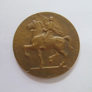 Médaillon de Bronze 1910 Exposition Internationale de Bruxelles Belgique, Signé C Devreese, Cavalier Médaille d'Art Belge, Déesse de la Dame Art Nouveau