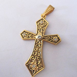 Vintage französisches Kreuz Anhänger religiös, Goldtone mit klaren Strasssteinen und hübschen Blume Blumenmuster, Made in France