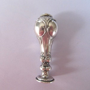 Timbro sigillo di cera vintage in argento massiccio, timbro di sigillo di cera d'argento 800 a quattro lati dalla forma graziosa, Art Nouveau con design rococò, primi anni del 1900