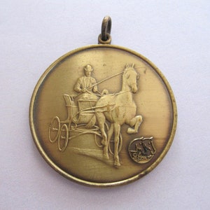 Vintage Medaillon Medaille Hanger Paard Buggy Koets Gepolijste verouderde koperen toon voor paardenfans, Bocholt België Belgische Vlaamse kunstmedaille