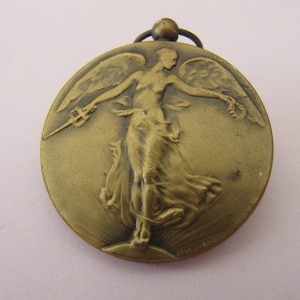 Médaille d'art belge Victory Goddess Angel, pendentif médaillon antique des nations alliées de la Première Guerre mondiale 1914 1918, antiquités belges de la Première Guerre mondiale, artiste Paul Dubois