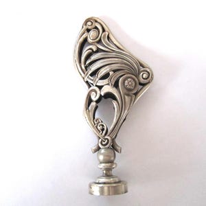 Antieke lakzegelstempel in originele bewerkte presentatiedoos, Franse art nouveau verzilverde zegelstempel in doos, fantasie bloemen bloemblaadjes