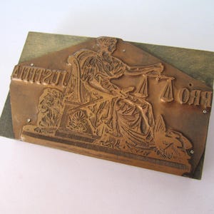 "Holzblock Druckertinte Stempel, Kupfer und Holz Stamper Antique bis Vintage, lateinisch ""Pro Justitia"" oder ""Für Gerechtigkeit"", für Zeitschrift Zeitungsanzeige."
