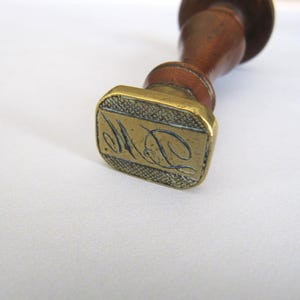 Lakzegelstempel hout en messing, initialen DM, vintage Franse stempel uit 1910 voor zegellak, stationair briefbureau Kantoorcadeaus, art nouveau
