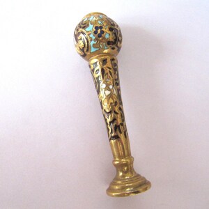 Timbro con sigillo in ceralacca, bronzo, vermeil, cloisonné, prodotto in Francia, timbro con smalto champlevé antico e vintage, oggetti da scrivania da collezione anni '10/'20