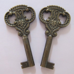 Pair of skeleton keys genuine Vintage 65mm, Ornate bronzetone European Drawer Cabinet Armoire keys, Necklace pendant, Pretty crown design