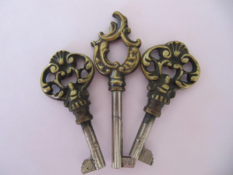 Tarnish Key Vintage Ornate Brass French Keys, Mid-century Furniture Cabinet ...
