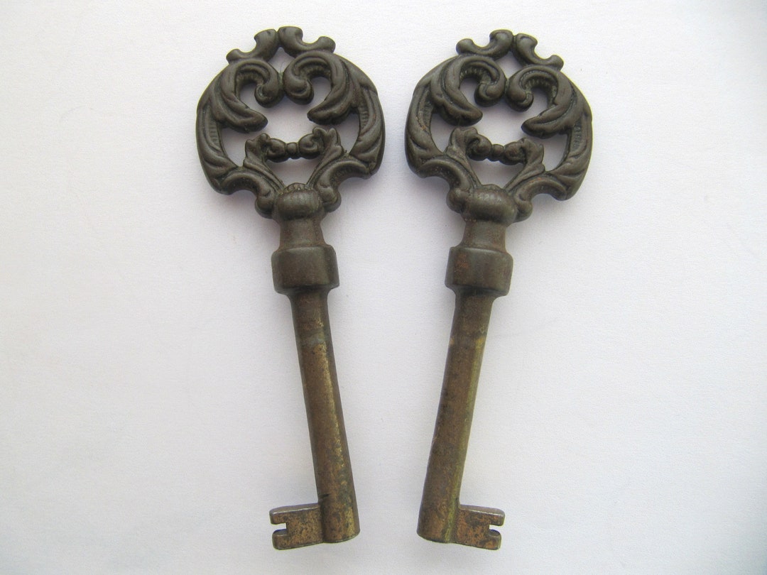 2 Matching Vintage Skeleton Keys Fancy Ornate Bow, Mid-century 1960s ...