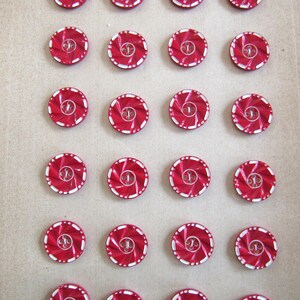 Botones de la década de 1930 en cartulina Galalith de calidad de 15 mm, 24 botones de plástico Art Deco de caseína roja y blanca vintage de 5/8 de pulgada fabricados en Alemania, costura navideña