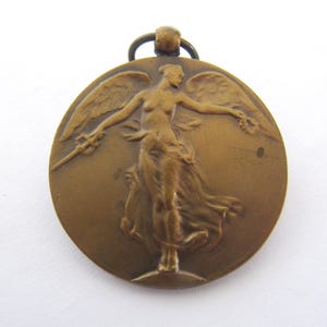Médaille belge d'art de déesse d'ange de victoire, pendentif de médaillon de médaillon des nations alliées de la Première Guerre mondiale antiques 1914 1918, antiquités de la Belgique WW1, des années 1910 Paul Dubois