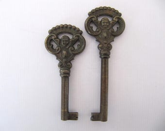 ブロンズトーンのヴィンテージスケルトンキー2本、装飾的な翼のある天使と王冠のデザイン、75mm / 90mm