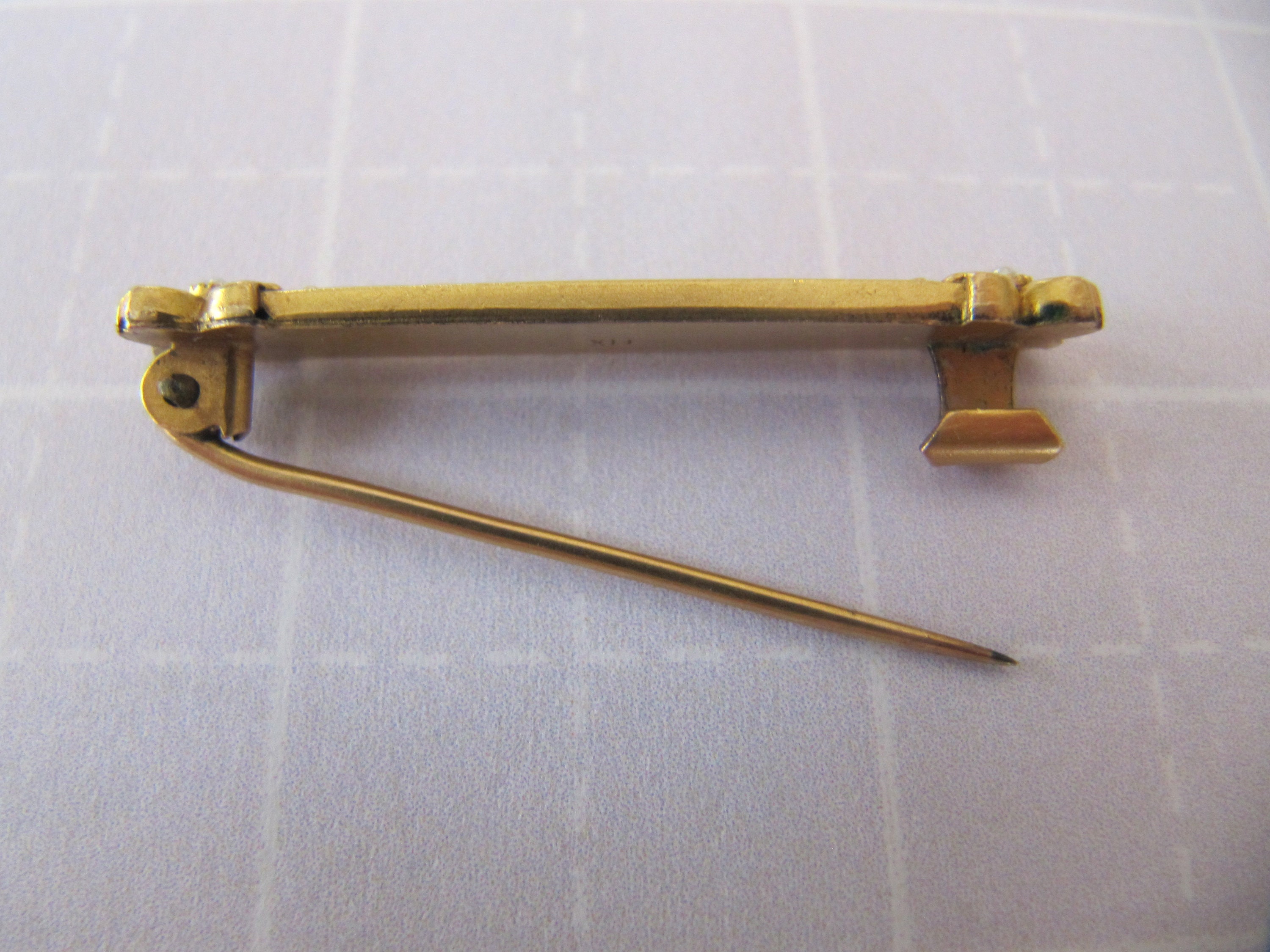 Broche De Bavoir Bébé Métal Nickelé Ajouré - Vers 1940 - Vintage