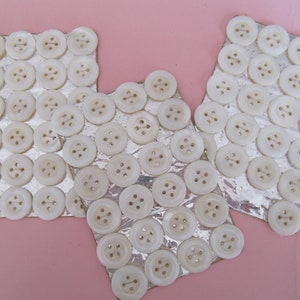 69 botones MOP franceses antiguos, botones de nácar genuino de 7/8" con cuatro orificios para coser en cartón cubierto con papel de aluminio, 22 mm de diámetro, sin usar
