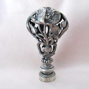 Cachet à cacheter en cire vintage Français Art nouveau avec un motif floral dimensionnel, matrice de base monogrammée gravée, cachet à cacheter en cire plaqué argent