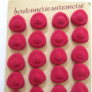 Bottoni francesi rossi d'epoca su carta di vendita originale Cordone arrotolato triangolare, Boutonnerie suresnoise, realizzati in Francia Buttonworks circa anni '30