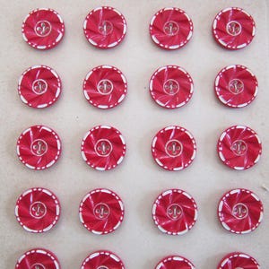 Botones de caseína de 18 mm de la década de 1930, 24 botones vintage alemanes de 11/16 de pulgada de plástico Art Deco rojo y blanco Galalith de calidad fabricados en Alemania