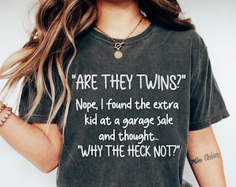 Puede incluir: Una camiseta gris oscuro con texto blanco que dice "ARE THEY TWINS?"  "Nope, I found the extra kid at a garage sale and thought... "WHY THE HECK NOT?"