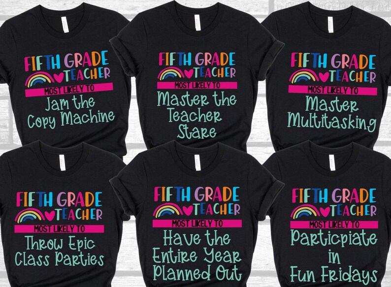 K&ouml;nnte beinhalten: Sechs schwarze T-Shirts mit einem Regenbogen- und Herzdesign. Jedes Shirt tr&auml;gt den Schriftzug "Fifth Grade Teacher" und darunter einen anderen Spruch. Die Spr&uuml;che lauten: "Most Likely To Jam the Copy Machine", "Most Likely To Master the Teacher Stare", "Most Likely To Master Multitasking", "Most Likely To Throw Epic Class Parties", "Most Likely To Have the Entire Year Planned Out" und "Most Likely To Participate in Fun Fridays".