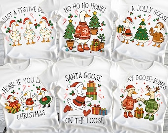 Può includere: Magliette bianche con disegni di oche a tema natalizio. Ogni maglietta presenta un'illustrazione di oca diversa con testi come "Just a Festive Goose", "Ho Ho Ho Honk!" e "Santa Goose on the Loose".