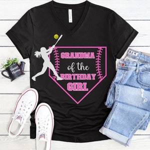 Może przedstawiać: Czarny t-shirt z dekoltem w kształcie litery V z grafiką r&oacute;żowego diamentu baseballowego. Grafika przedstawia białą sylwetkę gracza w softbol, piłkę baseballową i tekst "Grandma of the Birthday Girl".